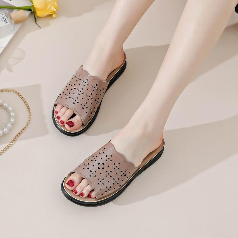 ~~ Leather mother slippers outer wear summer middle-aged and old go out cool slippers middle-aged flat bottom non-slip elderly