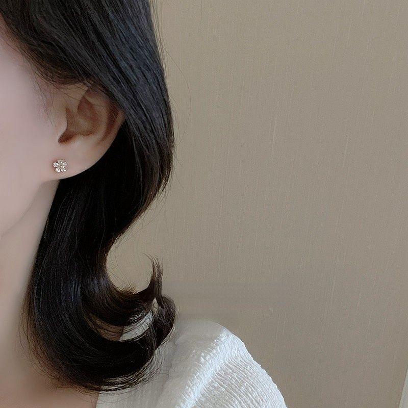 2022 Trendy Mini Zircon Flower Earrings with 925 Silver Needles for Comfortable Sleeping