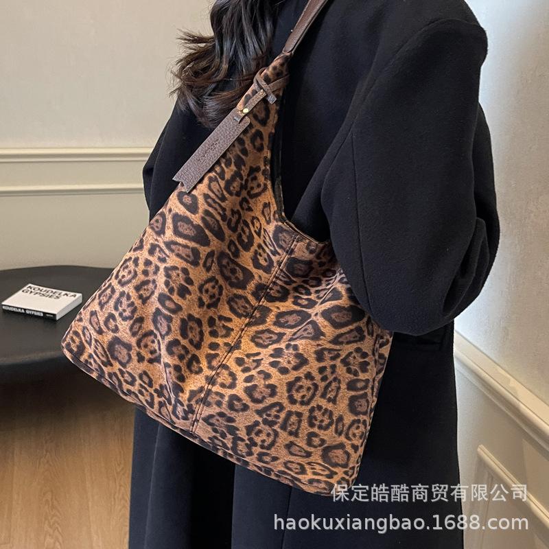 Autumn and winter retro commuter bag women's 2025 new shoulder underarm bag casual large capacity student class tote bag