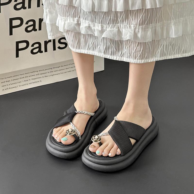 High-End Französische Plateau-Slipper Damen 2025 Sommer Neu Außen Tragen Nische Metallblume Zehensteg Mode Slipper