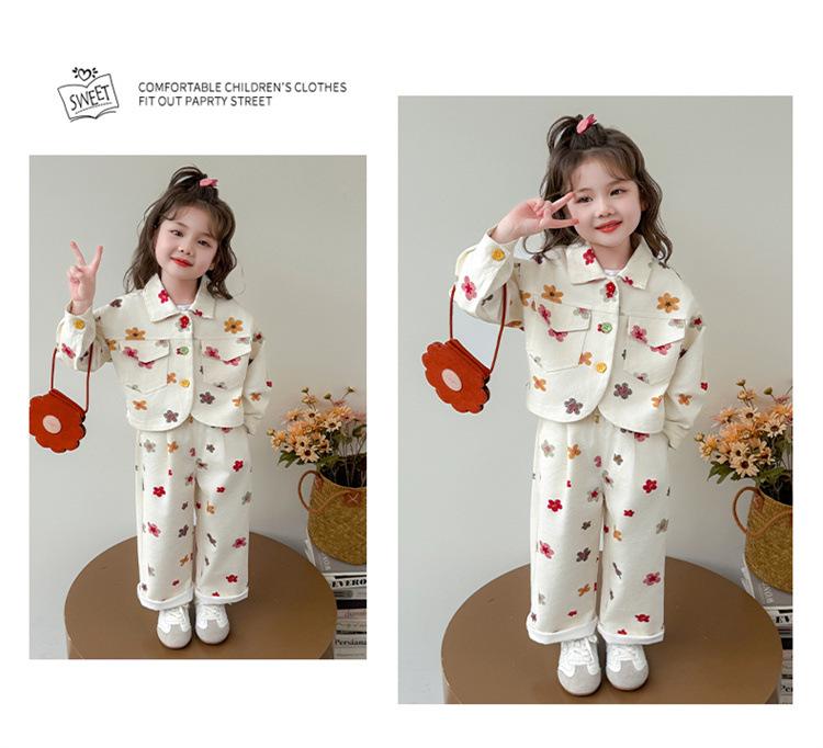 2025 Herbst Mädchen Off-White Denim-Set mit kleiner Blumenstickerei - Koreanischer Stil Zweiteiler für den Kindergarten