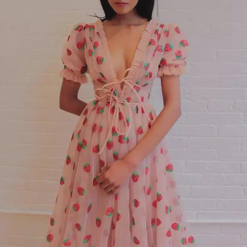 2025 Europäisches und amerikanisches zweifarbiges, paillettenbesetztes französisches Erdbeer-Plissee-Kleid