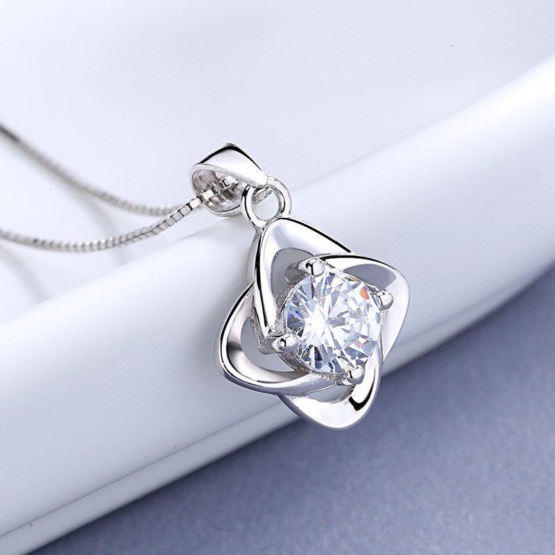 Pt950 White Gold Four-Leaf Clover Clavicle Pendant - Stylish Valentine s Day Gift for Her