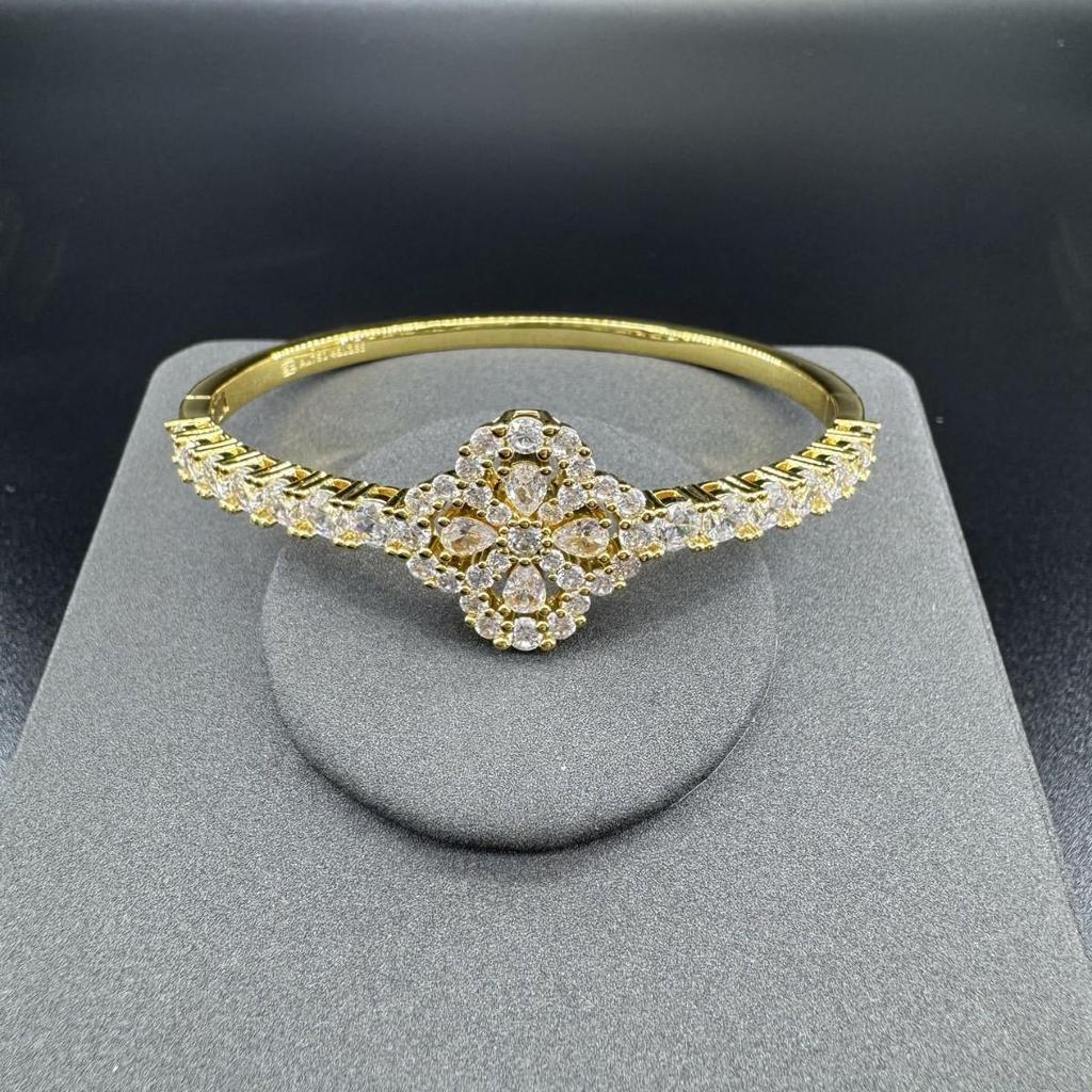 Luxury Diamond Four-Leaf Clover Bracelet - Elegant Valentine's Day Gift