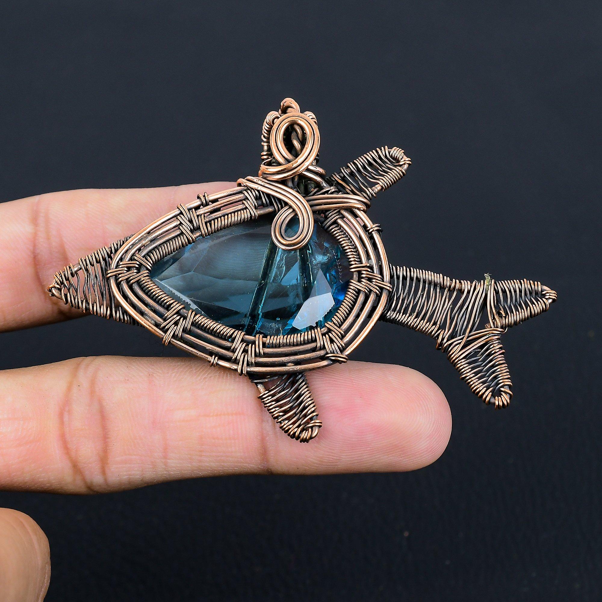 

Удивительный голубой топаз, драгоценный камень ручной работы из чистой медной проволоки, обернутый рыбой, кулон, ювелирные изделия 2.36 Inches синий