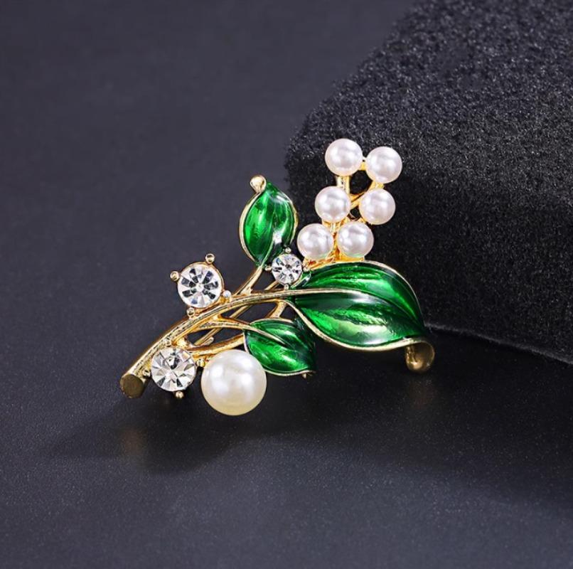 Fashion Plant Shaped Drip Oil Green Leaf Pearl Brooches for Women Clothing Coat Jewelry Accessories Gifts