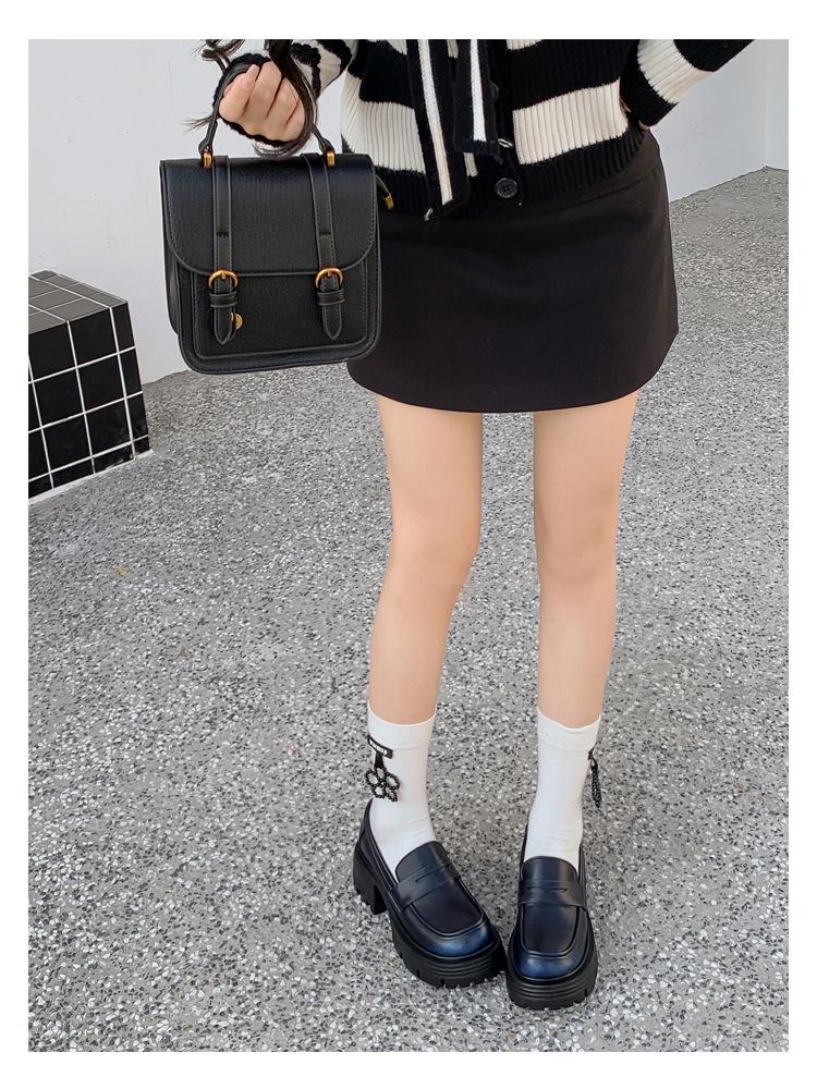 Damen Retro Leder Slipper im britischen Stil mit verstecktem Absatz, Trend Frühjahr 2025.