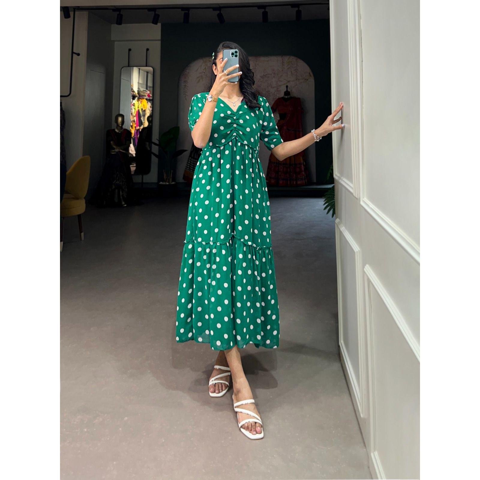 

Вернитесь в прошлое с нашим длинным платьем из жоржета в винтажный горошек — идеальное сочетание ретро-шарма и современной элегантности L