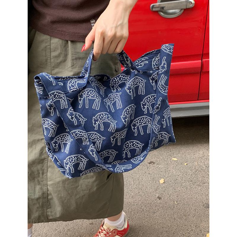 

Casual art printed canvas bag women s 2025 new fashion Korean version portable tote bag large capacity messenger bag синий