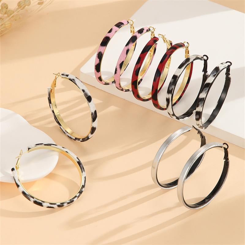 Exaggerated Leopard Print Artificial Leather Earrings, Featuring An Individualistic Ear Design and A Trendy, Niche Style.