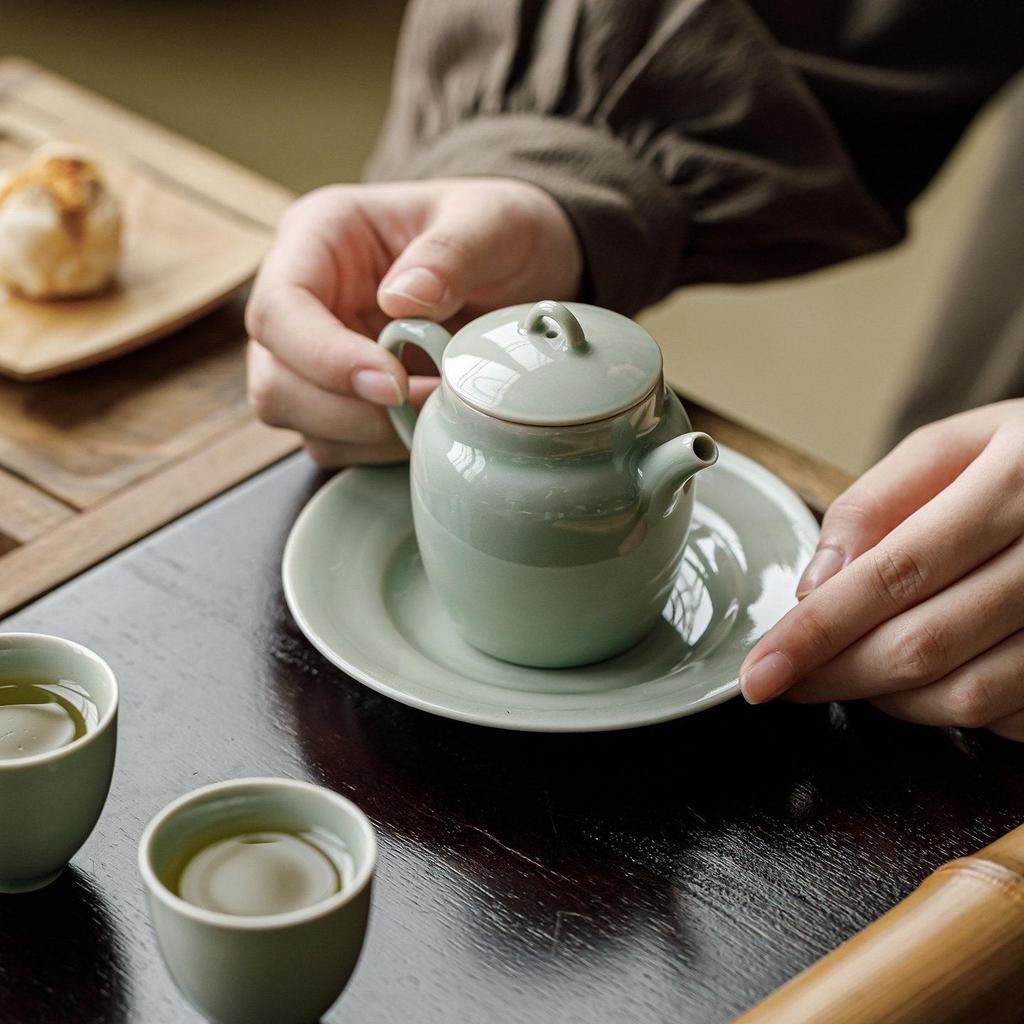 Moonlit Retro Ceramic Teapot with Infuser - New Chinese Style Single Pot for Home Use, Filter Holes for Tea Brewing.