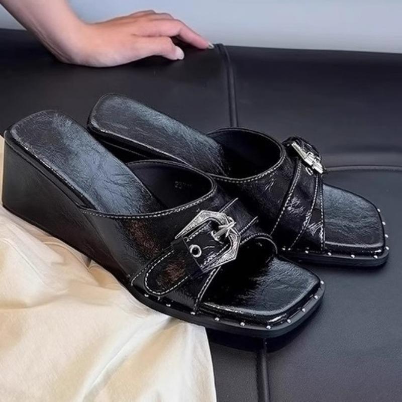 Nové dámské boty na klínku s tlustou podrážkou, jednoramenné, se čtvercovou špičkou, nýty a žabkami pro zvýšení výšky