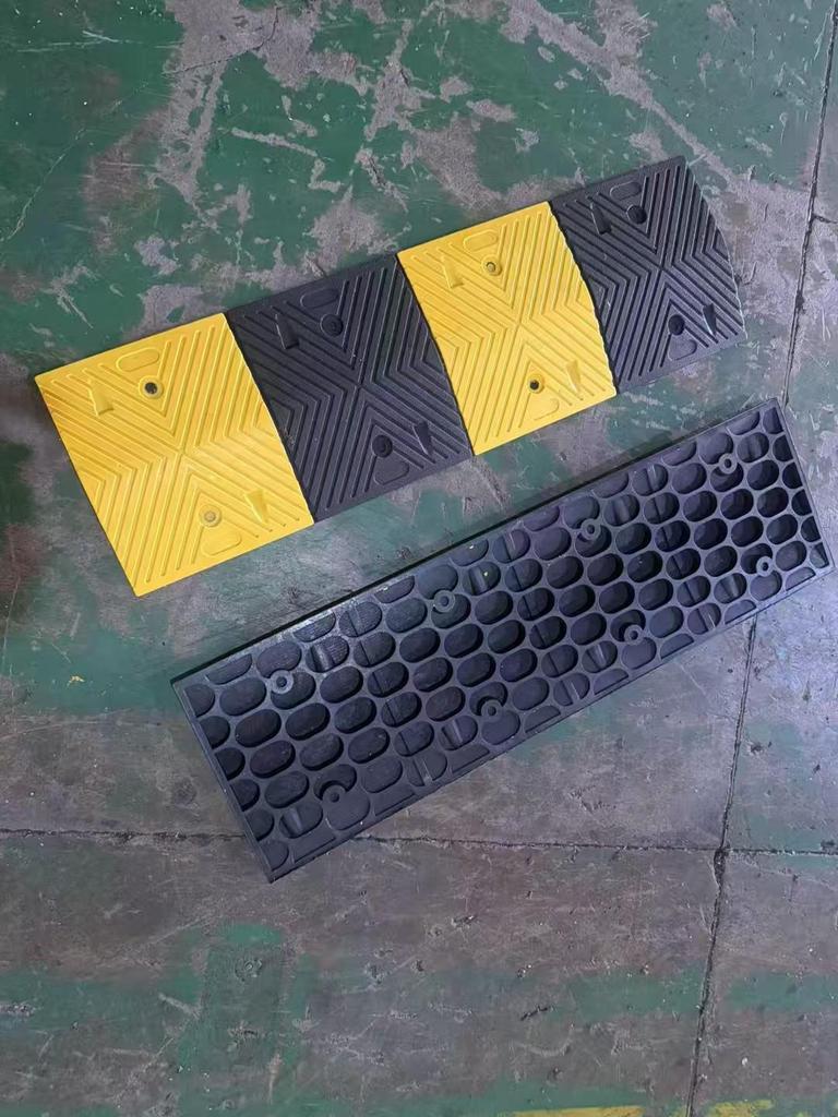 Rubber Speed Bump Curb Ramp Mat for Road, Parking, and Doorway Use