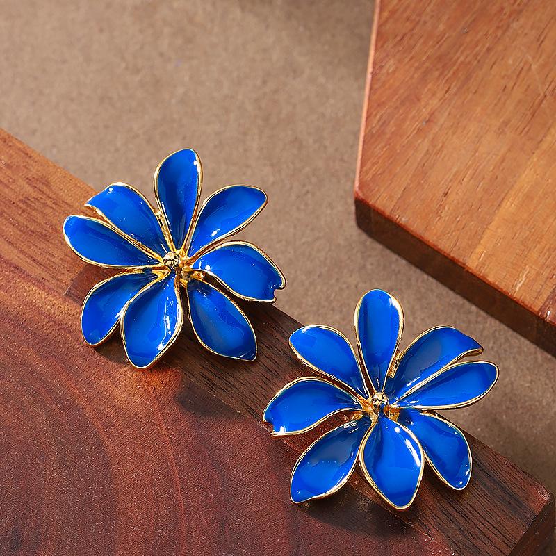 

European and American fashion simple paint dripping oil three-dimensional flower stud earrings niche personality versatile earrings синий