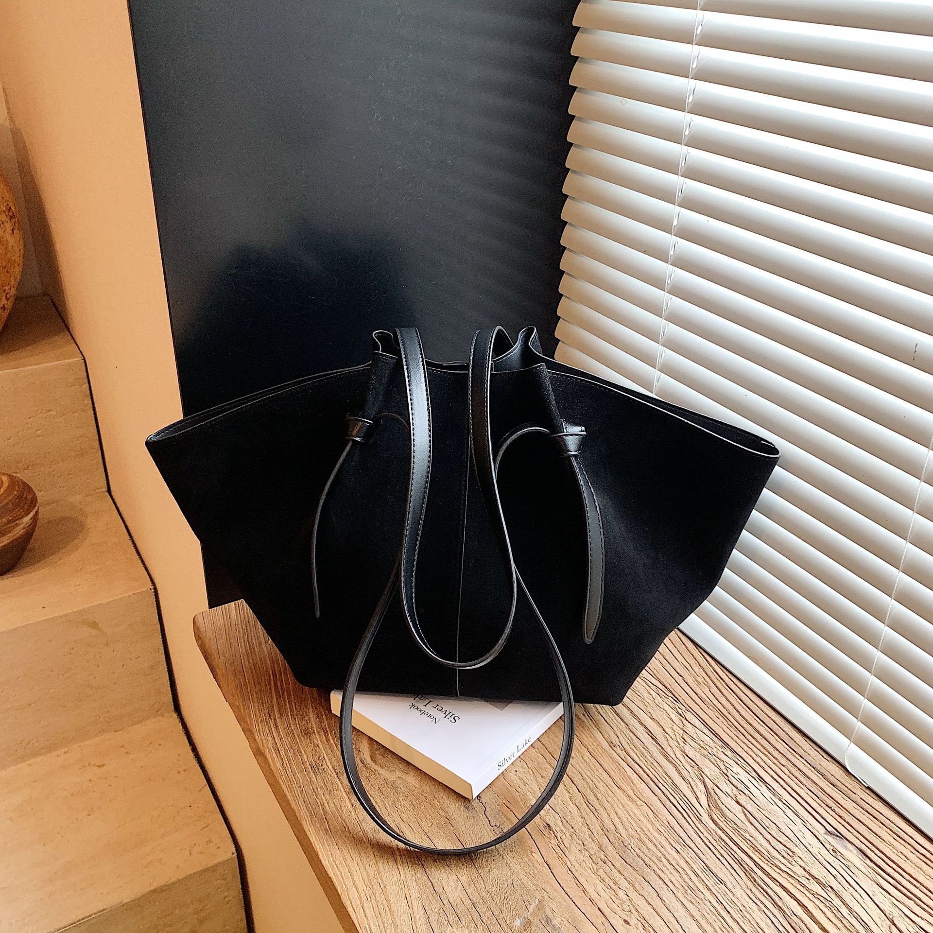 

Ladies 2026 Fashi New Multi functial Handbag Large Capacity Casual Solid Color Simple Commuter Bag чёрный