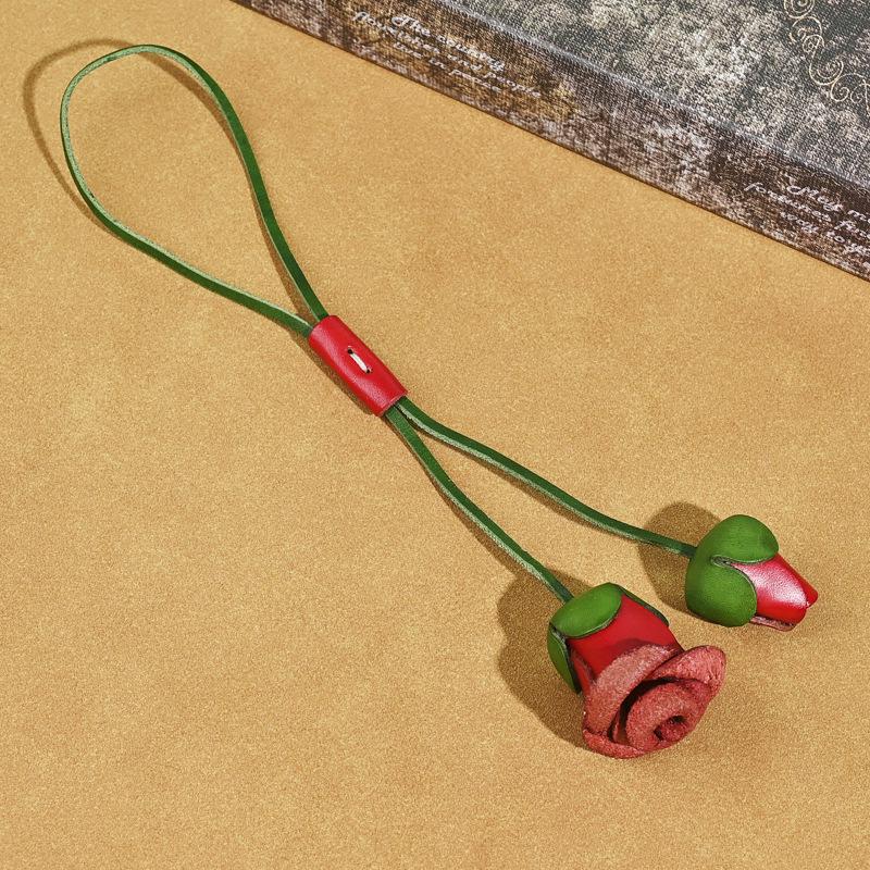 Luxuriöser Anhänger mit Rose aus echtem Leder