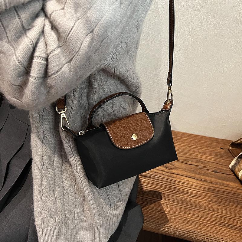Modische Damen-Schultertasche mit Kette für Frühling/Sommer mit hochwertigem Charme - Teigtaschen-förmige Tasche One Size schwarz