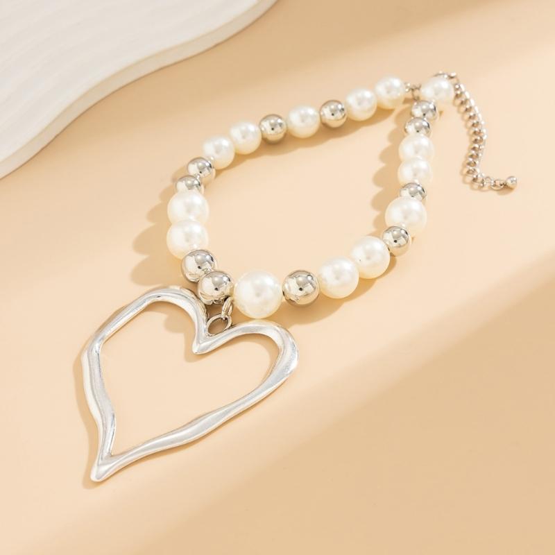 Unique Irregular Heart Pendant Necklace Fashionable Beads Necklace Stylish Neck Jewelry Suitable for Various Occasions