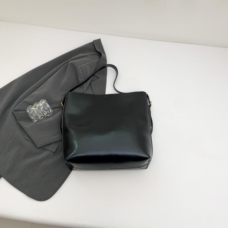 Large-capacity commuter bag women's autumn new fashion retro tote bag autumn and winter broadband armpit bag