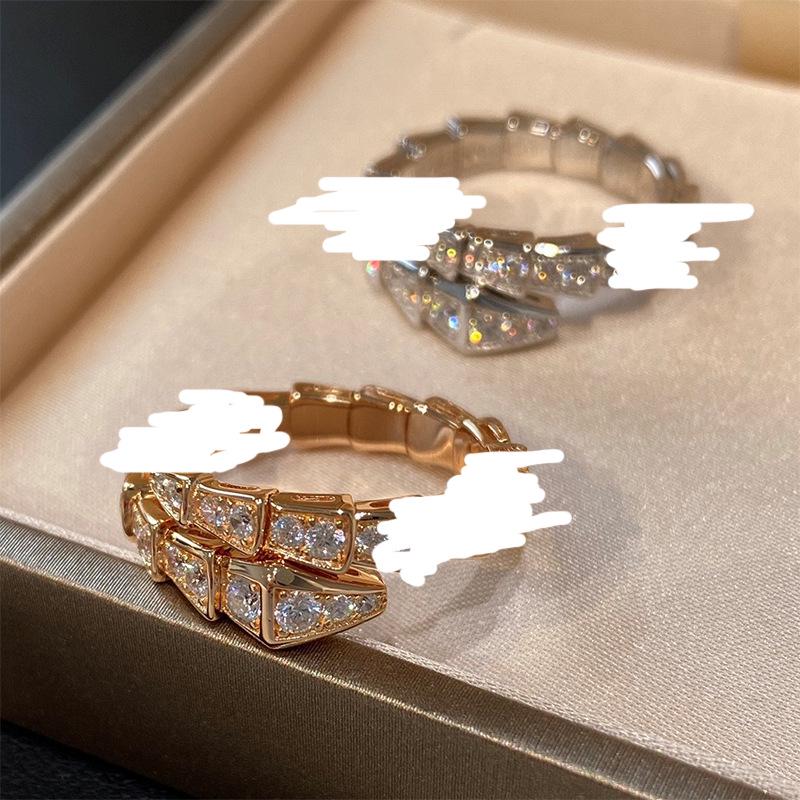 Baojia V Gold Electroplated Mother-of-Pearl Pendant Necklace