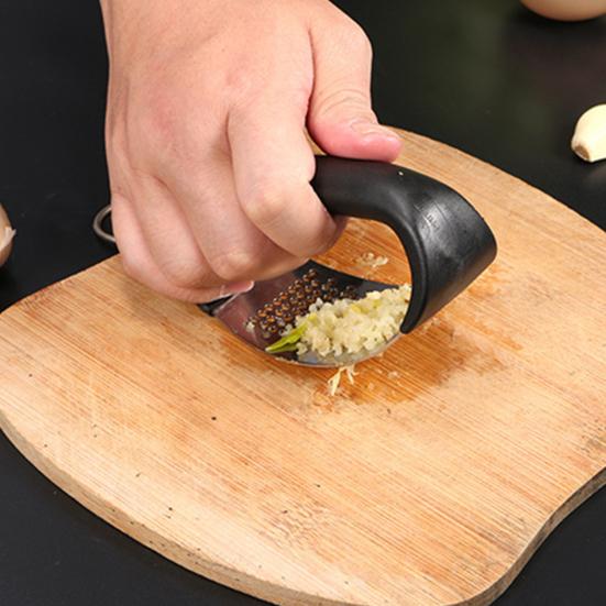 Lis na česnek z nerezové oceli s ergonomickou kroužkovou rukojetí Odolný ruční mlýnek na zázvor a česnek Snadno čistitelný Nezbytný kuchyňský nástroj pro domácí vaření