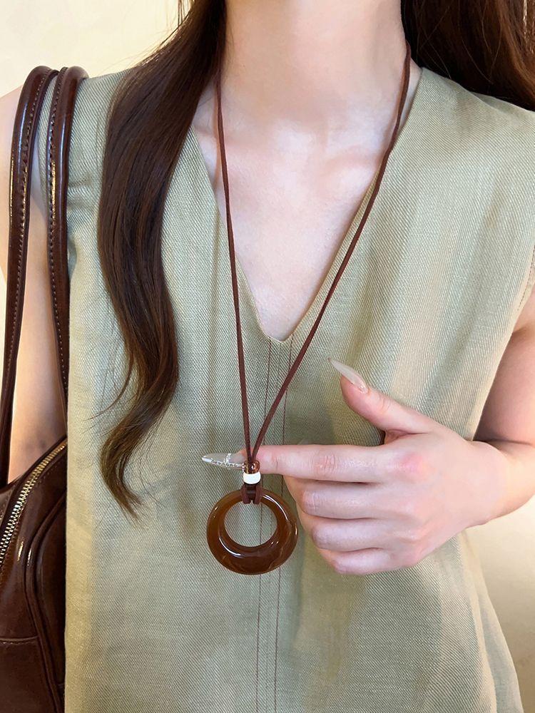

Simple Retro Coffee Color Irregular Hollow Out Circle Resin Pendant Long Adjustable Leather Rope Necklace for Women Zircon Gift