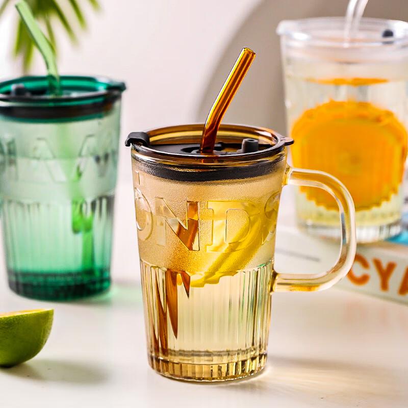 Stilvolles Glas mit Deckel und Strohhalm
