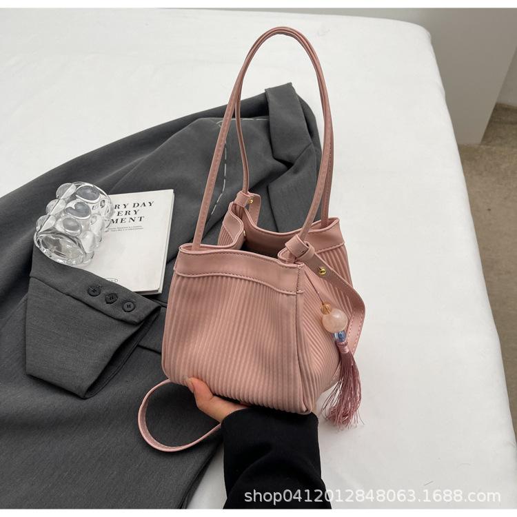 

New Chinese-style hand-carried bucket small bag women s 2025 new fashion super fire messenger bag Guofeng commuter shoulder bag розовый