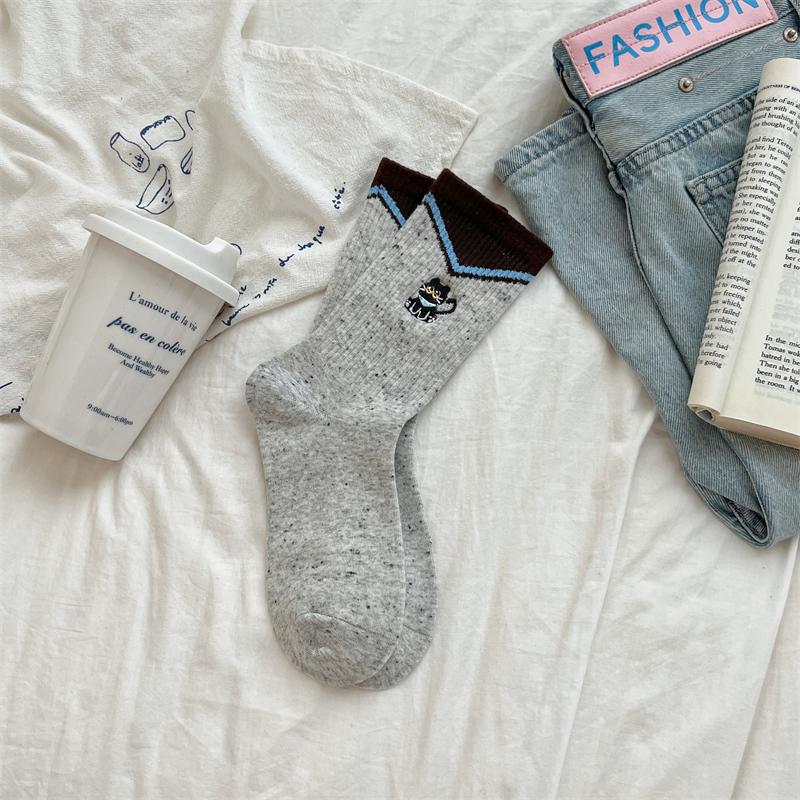 Ladies Spring and Autumn Retro Color Striped Cloth Logo Kitten Embroidery Medium Tube Pile Socks
