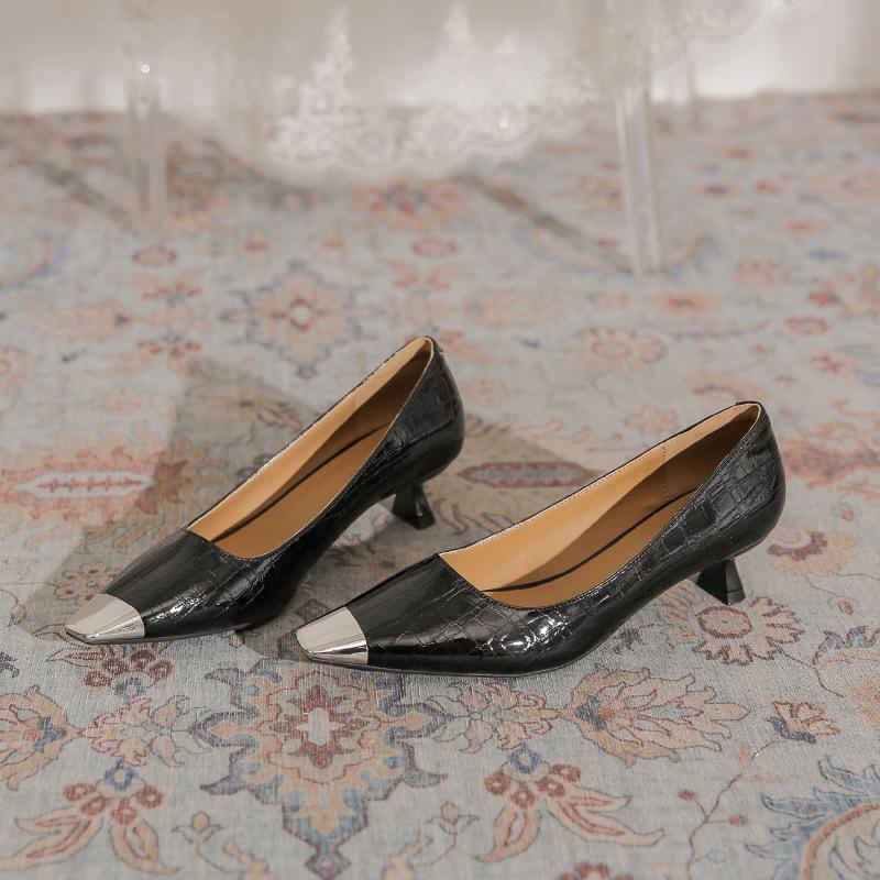 

Бархатно-красные туфли на высоком каблуке на год рождения 2025 весна новая мода низкий каблук металлическая головка Xiuhe свадебные туфли туфли-лодочки женские 40