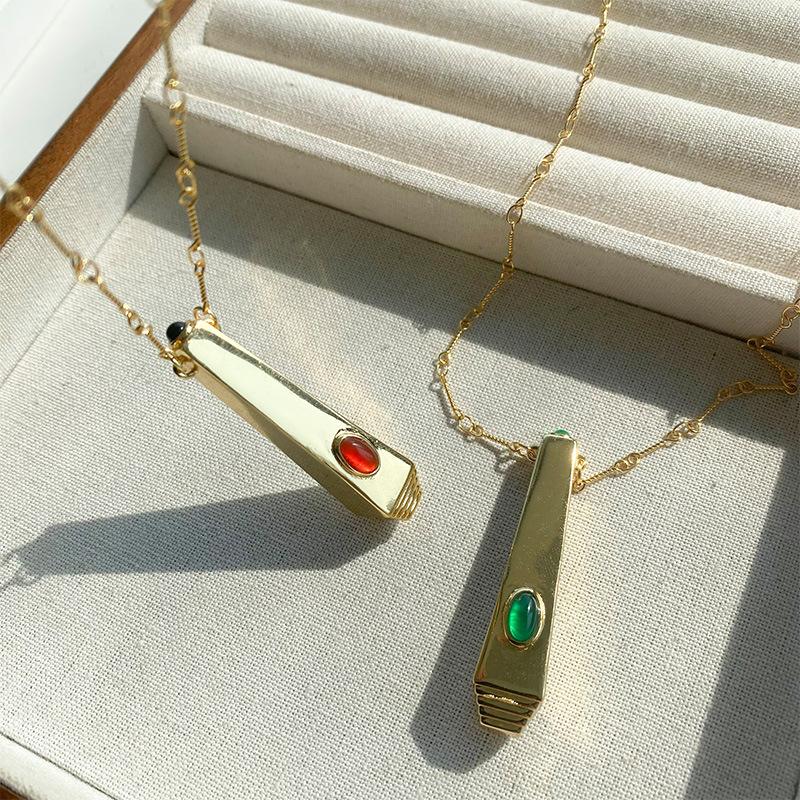 Light Luxury Premium Copper Plated 18K Gold Square Column Red And Green Agate Retro Pendant Necklace