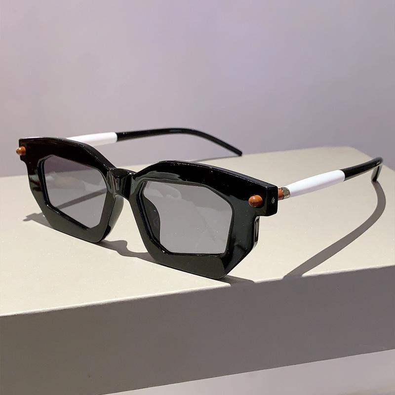 Punk Vintage Sunglasses Women Men Luxury Brand Designer Sun Glasses Outdoor Driving Rivet Shades UV400 Protection