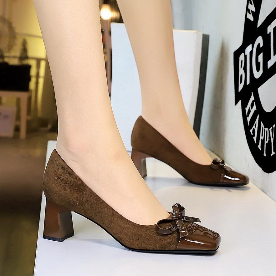 

Ветряный банкет толстый каблук бант одинарная обувь женская сращивание квадратный носок замша средний каблук обувь легкий рот женская обувь 40 темно-коричневого