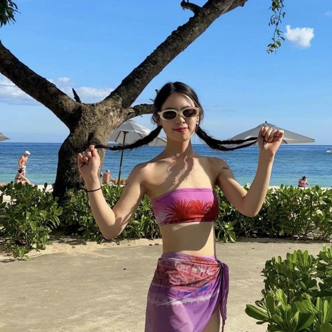 

Women s High-End Pure Desire Bandeau Print Swimsuit: Three-Piece Conservative Bikini Set for Slimming and Modest Coverage. Extra Large
