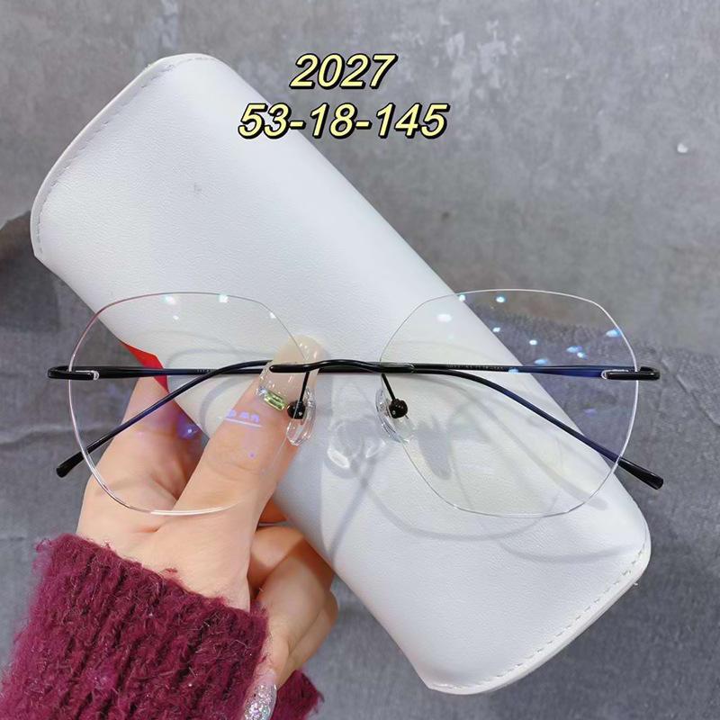 

Сверхлегкие титановые очки в стиле ретро без оправы могут быть оснащены синей многоугольной оправой для защиты от близорукости