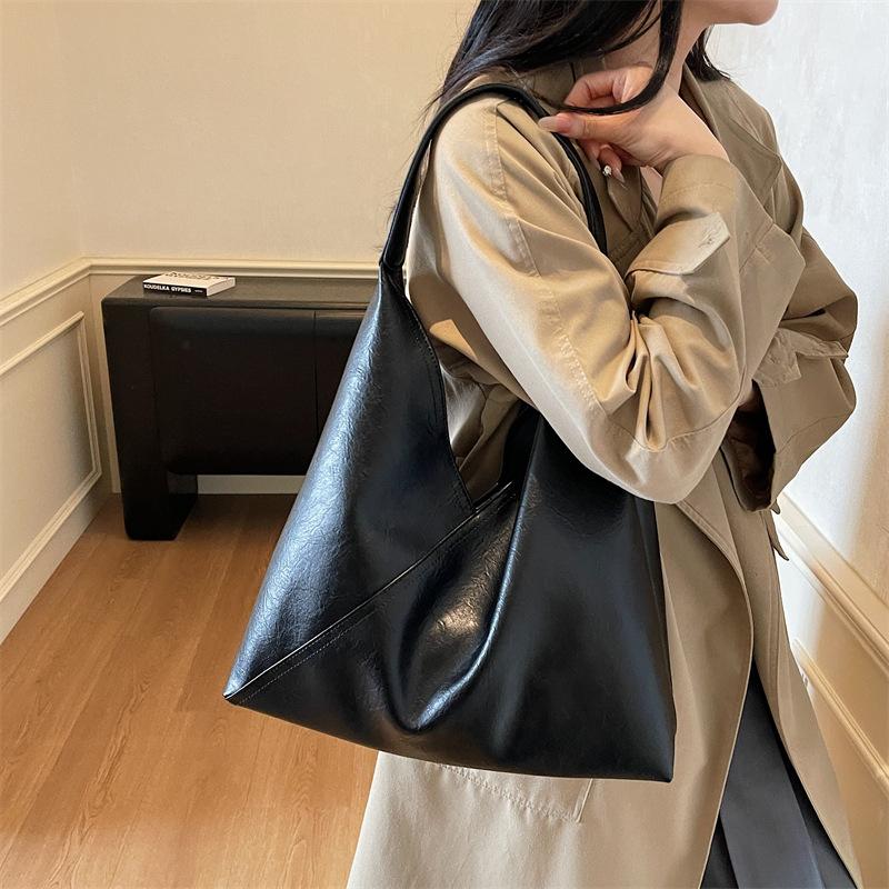 Large-capacity retro bag women's autumn and winter 2025 new simple and versatile shoulder underarm bag casual commuter tote bag