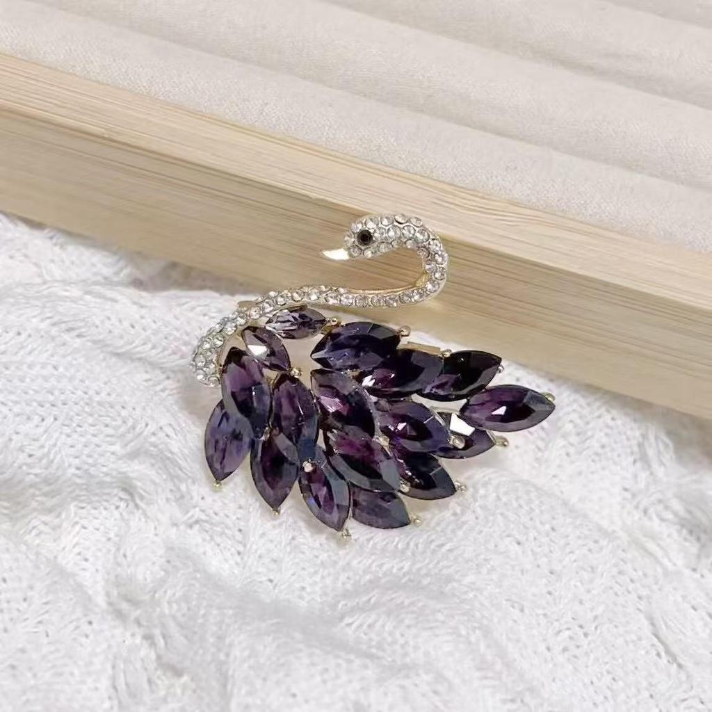 Available 2025 New Fashion Alloy Rhinestone Swan Corsage Vintage Crystal Brooch