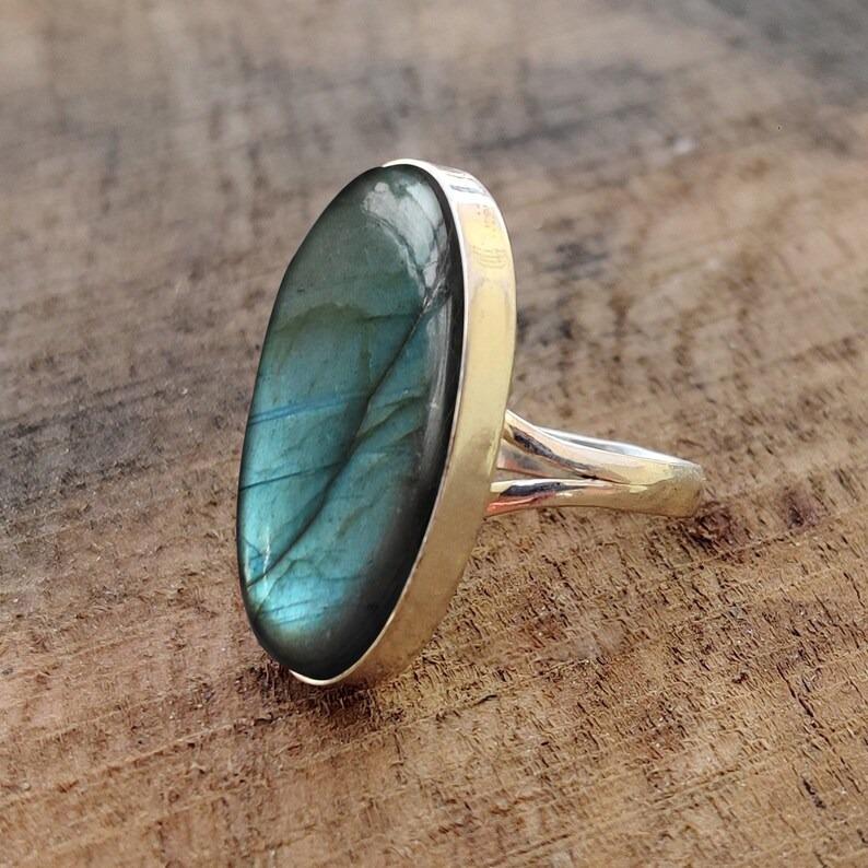 Inel cu piatră prețioasă ovală de labradorit, inel din argint 925, inel de designer lucrat manual, inel cabochon, cadou pentru ea, inel cu piatră de naștere, cadou de Crăciun