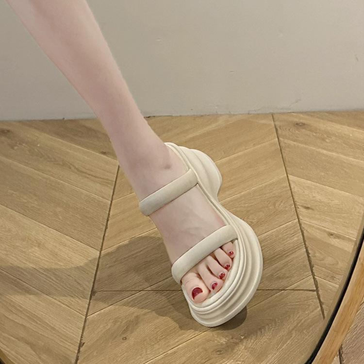 Thick-soled heightening cool slippers women's 2025 summer new outer wear fashionable and versatile casual small man with sandals