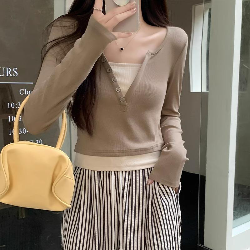 Contrast Color Fake Two-piece V-neck Long-sleeved T-shirt for Women Early Autumn 2024 New Design Niche Hot Girl Slim Short Top