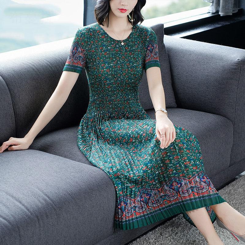 Fragmented floral pleated dress for women's summer new loose mid length covered belly style slimming pleated skirt