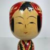 [GEBRAUCHT] Togatta Kokeshi Puppe von Kissuke Ogura, Traditionelle Japanische Holzpuppe, Ca.. 31cm, Schlanker Körper, Blumenmuster, Handgefertigtes Volkskunsthandwerk, Vintage