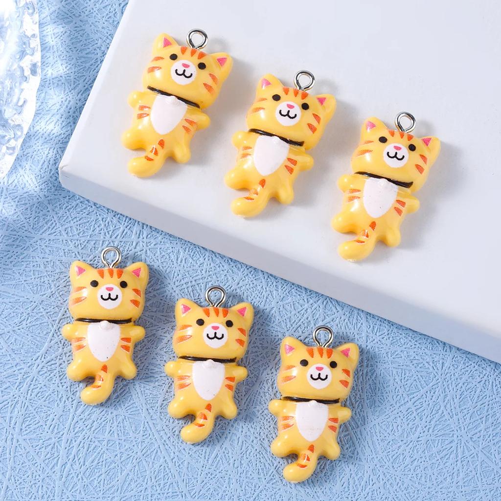 DW08 20 Stück 15x28mm Tollpatschig Entzückende Persönlichkeit Cartoon Niedliches Katzen-Design 3D Harz Tieranhänger DIY Armband Handgemachter Schmuck