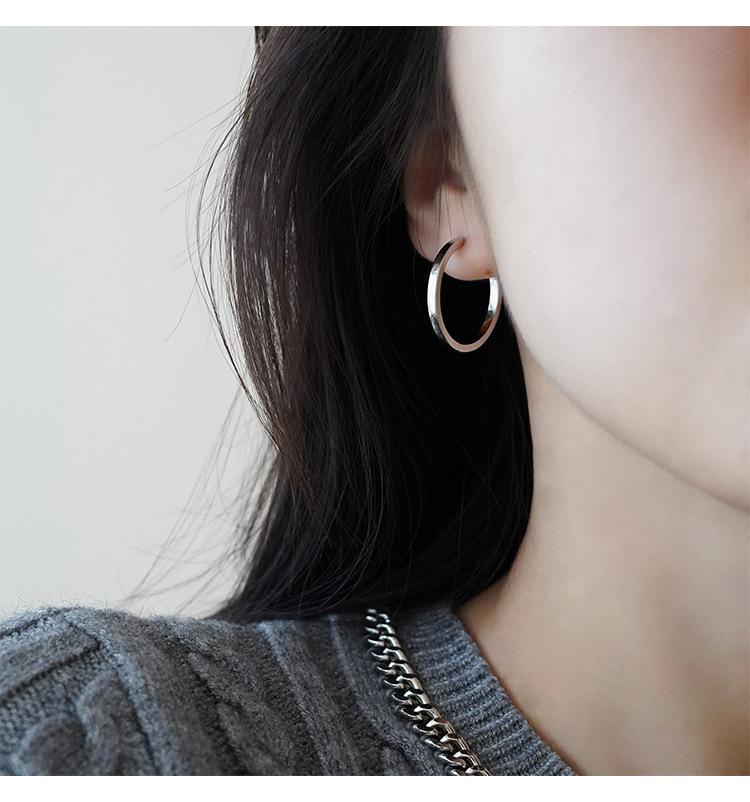 

Cold Wind Vein Circle Earrings High-level Sense of Circle Earrings Niche Simple Wild Light Luxury Elegant Simple Lightweight Minimalist Hoop Earrings