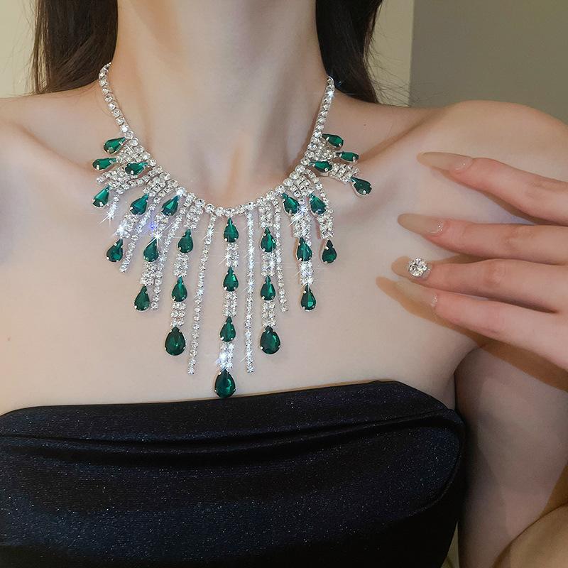 Light luxury diamond-encrusted water drop necklace, fashionable personality, heavy industry neck chain, bridal evening dress, high-end accessories