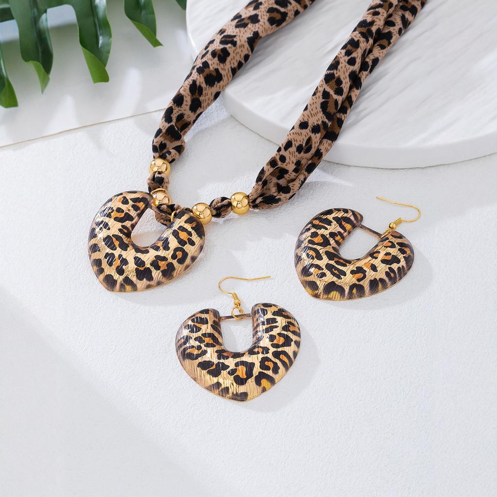 Brown Leopard Print Silk Scarf Heart-Shaped Pendant Necklace Set Women Girls Gifts Fashion Jewelry Hot Sale Party Gift 2025 New