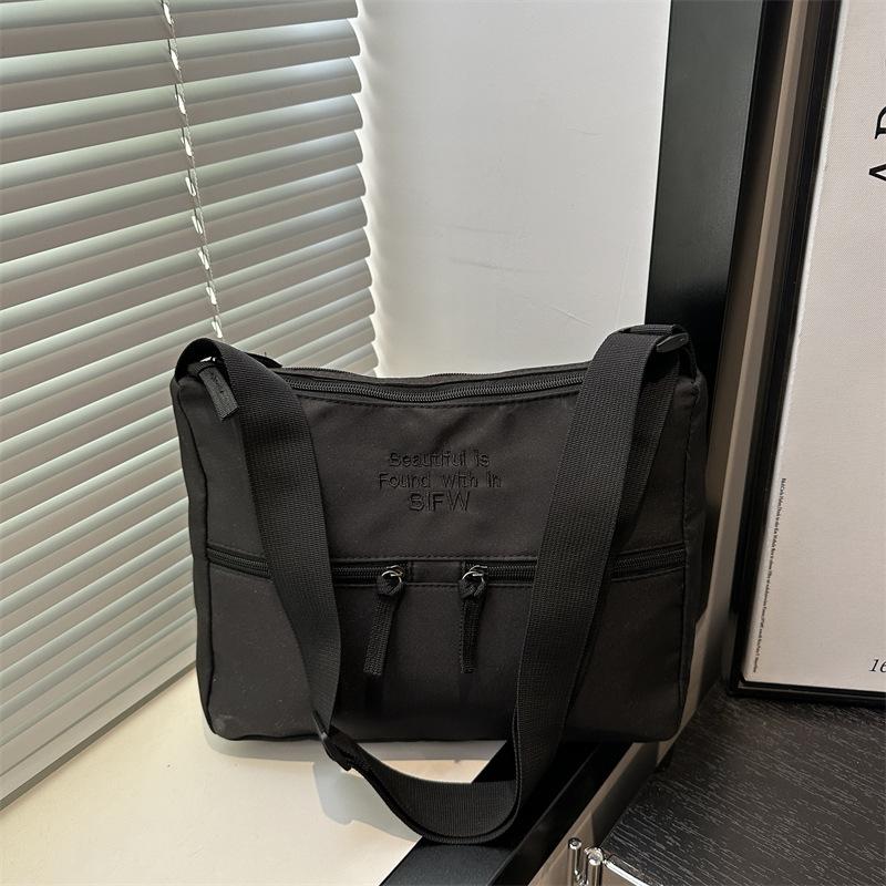 

2025 весна новая повседневная легкая тканевая сумка в японском стиле однотонная простая вышивка букв на плечо кроссбоди с высоким чувством чёрный