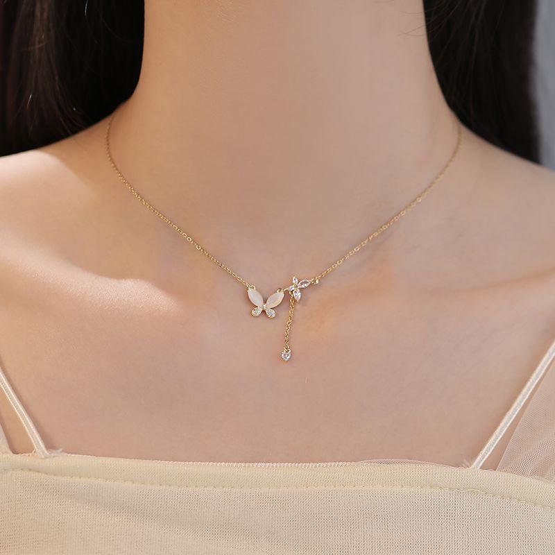

2025 Новое ожерелье с кулоном в виде бабочки с градиентом зеленого цвета и цирконом для женщин, изысканное, легкая роскошь, миноритарное, украшение на ключицу Golden Cat s Eye Double Butterfly Necklace