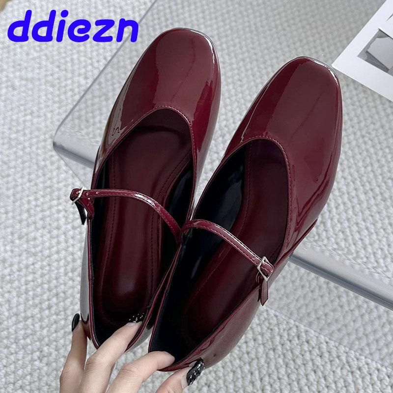Mode Neues Schuhwerk Weinrot Damen Ballerinas Mary Janes Designerschuhe Damen Runde Zehenpartie Mode Flach Schnalle Damen Ballerinas mit Schuhen