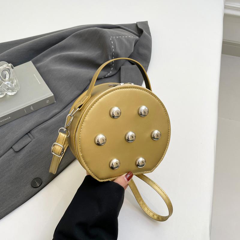 

Женская сумка персонализированная заклепка маленькая сумка 2025 новая корейская версия мода нишевый дизайн универсальная изысканная сумка-мессенджер маленькая круглая сумка золотой